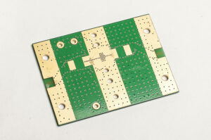 El diseño del plano de tierra cuando se realiza ingeniería inversa en una PCB implica comprender el dibujo de diseño de la placa de circuito impreso original, el archivo Gerber y el diagrama esquemático, identificar las conexiones a tierra y seguir las mejores prácticas para el diseño del plano de tierra.